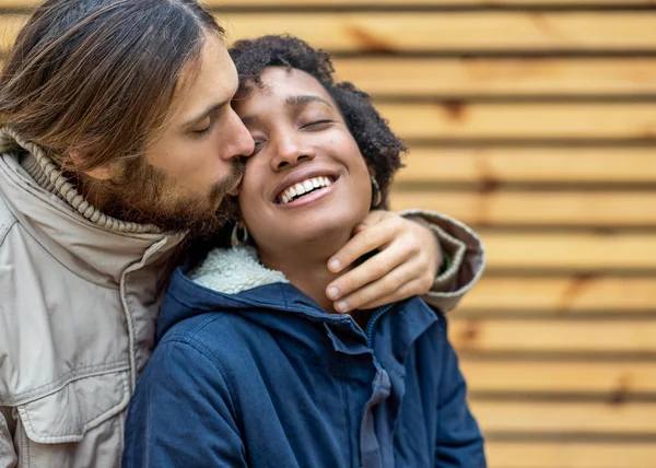 Verliebte Paare spazieren im herbstlichen Park. afroamerikanische Mädchen mit einem europäischen. — Stockfoto