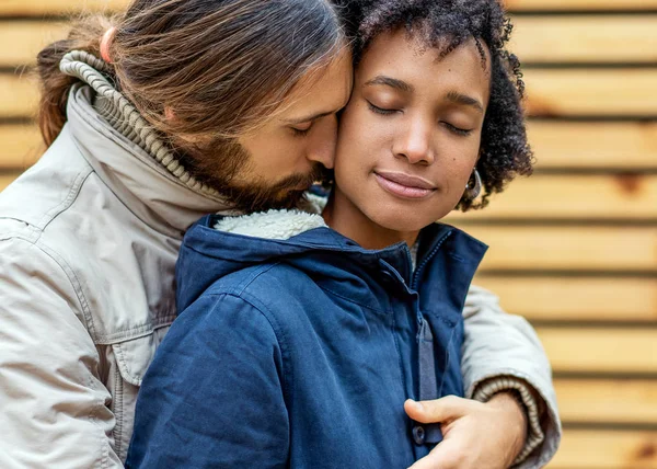 Verliebte Paare spazieren im herbstlichen Park. afroamerikanische Mädchen mit einem europäischen. — Stockfoto