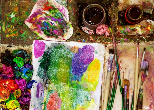 Artist paints oil palette — Stock Photo, Image