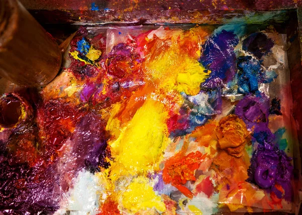 Artist paints oil palette — Stock Photo, Image