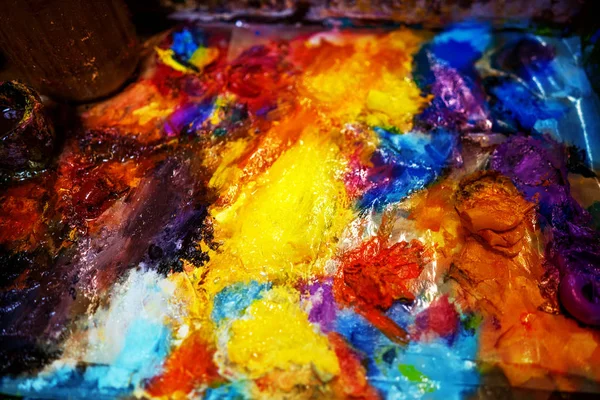 Artist paints oil palette — Stock Photo, Image