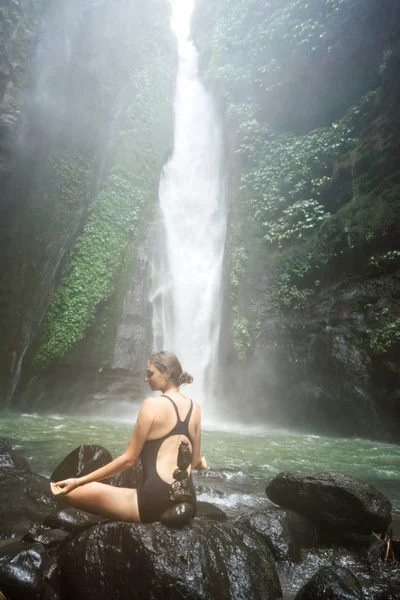 Chica en la cascada de Bali — Foto de Stock