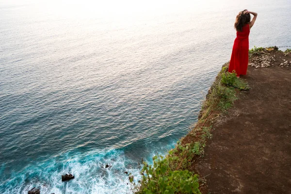 Fille debout sur un rocher au bord de l'océan, Bali île — Photo