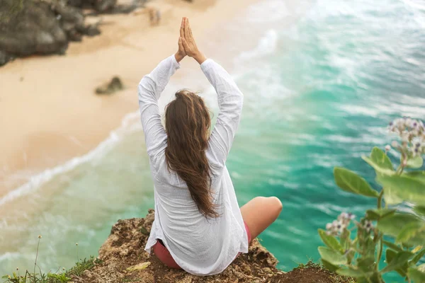 Meisje doet yoga bij zonsondergang zeezicht Bali — Stockfoto