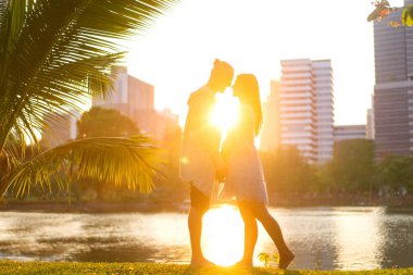 Bangkok Park ve tropikal Üçlü birbirlerine bakarak gülüyor aşk çift