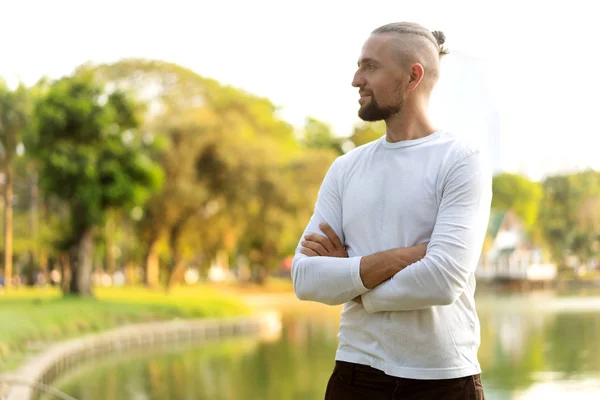 Mode kille som står vid solnedgången i tropiska palmer — Stockfoto