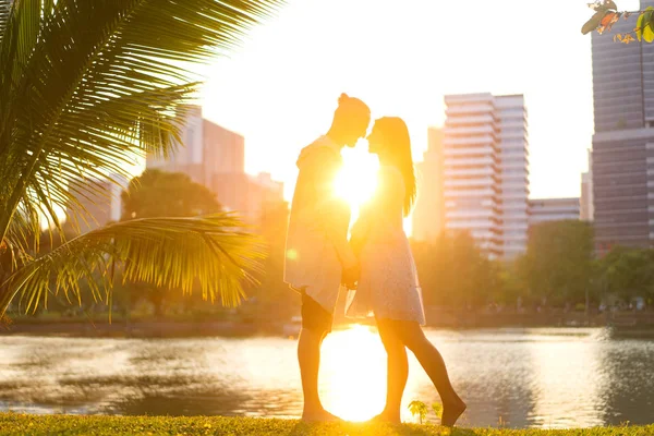 情侣在爱笑看着对方在曼谷公园和热带三 — 图库照片