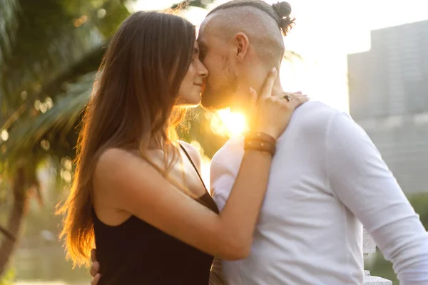 Paar in de liefde lachen kijken naar elkaar in het Bangkok Park en tropische drieën — Stockfoto