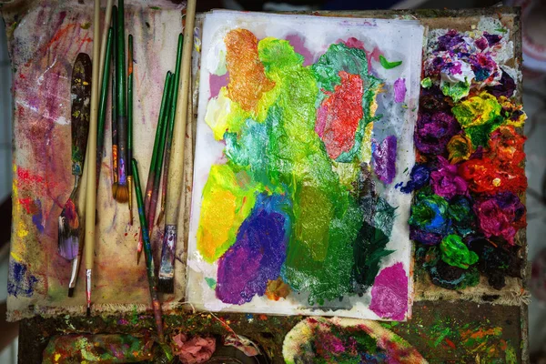 Artist paints oil palette — Stock Photo, Image