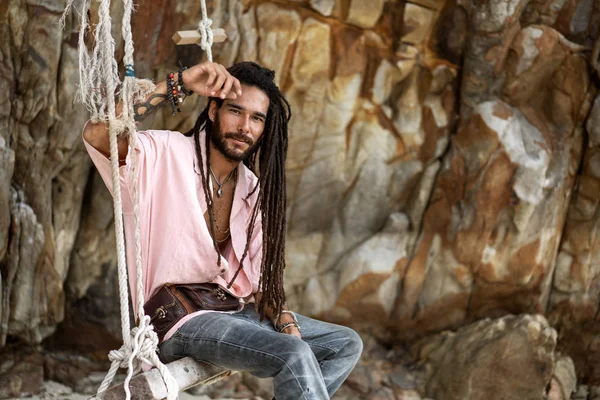 Ragazzo europeo con dreadlocks, aspetto asiatico seduto su un'altalena — Foto Stock