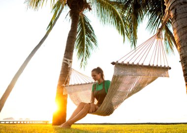 tatil tropikal zevk bir hamak rahatsız palmiye ağaçları kız
