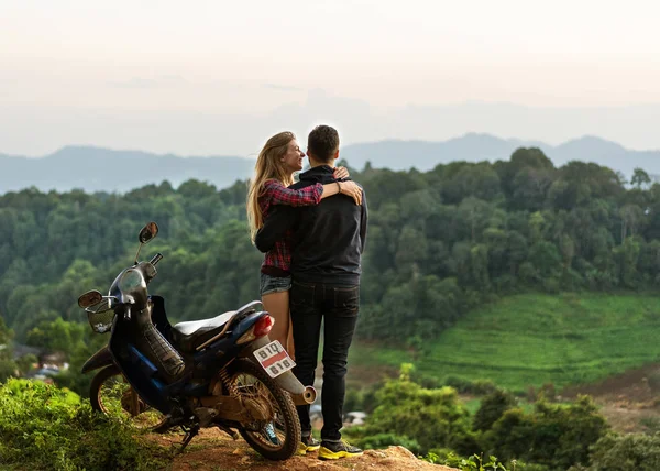 Pasangan dalam ciuman cinta di pegunungan saat matahari terbenam — Stok Foto