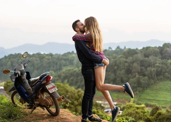 Pareja enamorada besos en las montañas al atardecer — Foto de Stock