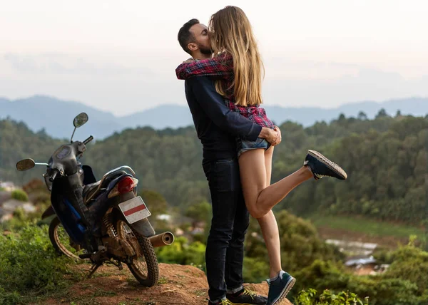 Kaç gün batımında dağlarda aşk öpücük içinde — Stok fotoğraf