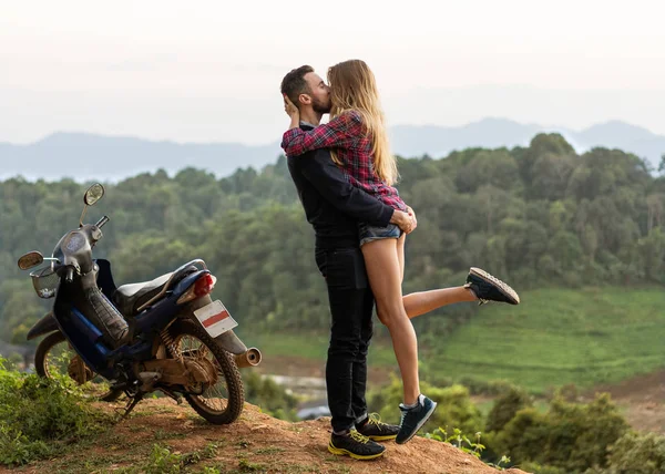 Pareja enamorada besos en las montañas al atardecer — Foto de Stock