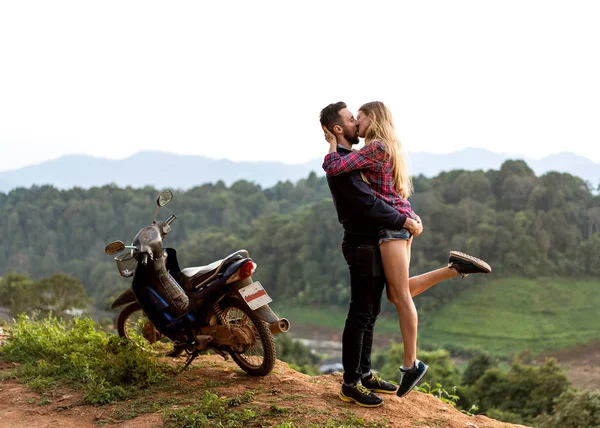 Pareja enamorada besos en las montañas al atardecer — Foto de Stock