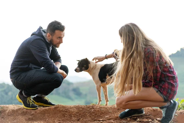 Coppia innamorata di un cane in montagna — Foto Stock