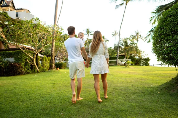 Paseo familiar por el parque, feliz al atardecer en Samui, Tailandia — Foto de Stock