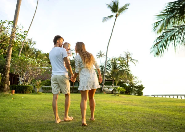 Passeio em família no parque, feliz ao pôr do sol em Samui, Tailândia — Fotografia de Stock