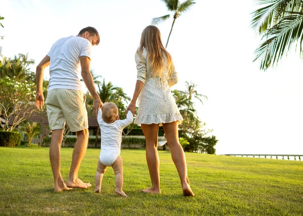 Promenade en famille dans le parc, heureux au coucher du soleil à Samui, Thaïlande — Photo