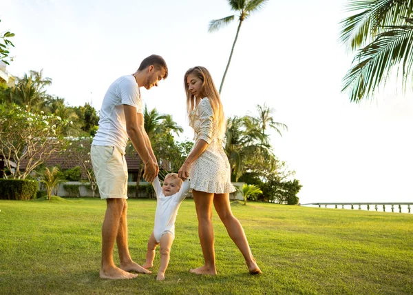 Passeio em família no parque, feliz ao pôr do sol em Samui, Tailândia — Fotografia de Stock