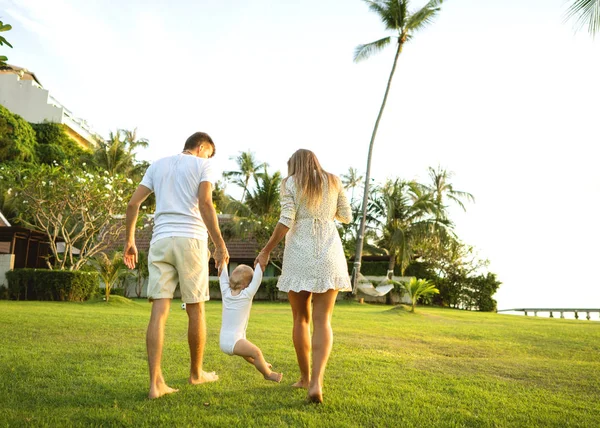 Paseo familiar por el parque, feliz al atardecer en Samui, Tailandia — Foto de Stock