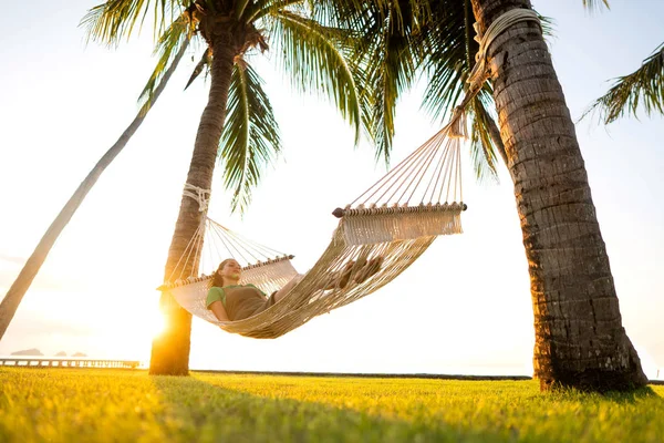 Hangmat op tropische palmbomen, met uitzicht op de bergen — Stockfoto
