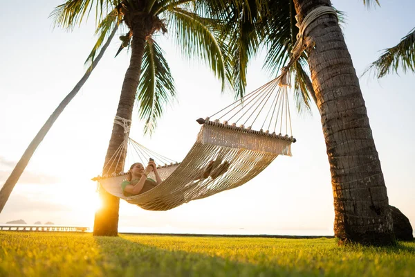 Hangmat op tropische palmbomen, met uitzicht op de bergen — Stockfoto