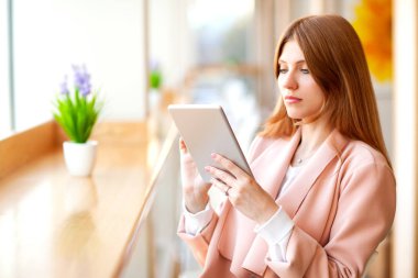 kafede bir tablet tutan kız freelancer