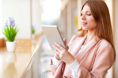 kafede bir tablet tutan kız freelancer