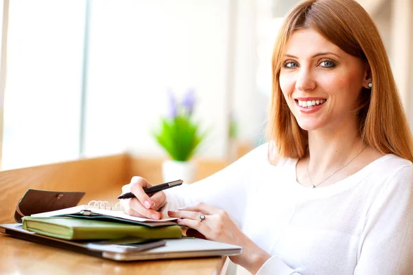 Freelancer menina trabalhando no laptop no escritório — Fotografia de Stock