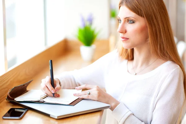 Freelancer menina trabalhando no laptop no escritório — Fotografia de Stock