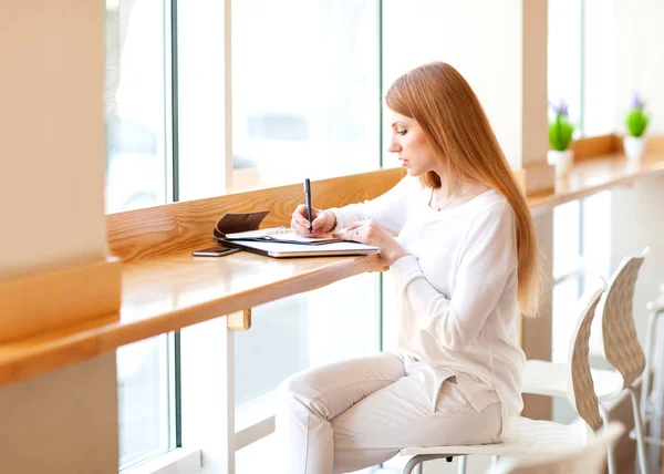 Freelancer menina trabalhando no laptop no escritório — Fotografia de Stock