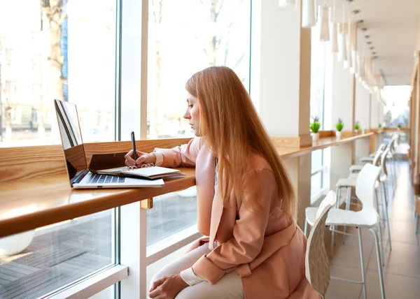 Freelancer menina trabalhando no laptop no escritório — Fotografia de Stock