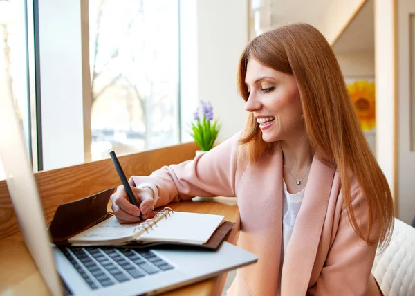 Meisje freelancer werken in laptop in het kantoor — Stockfoto