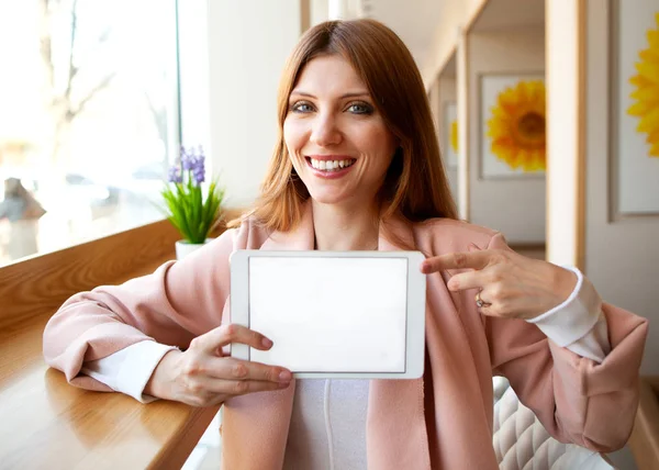 Flicka frilansare hålla en tablett på kontoret — Stockfoto
