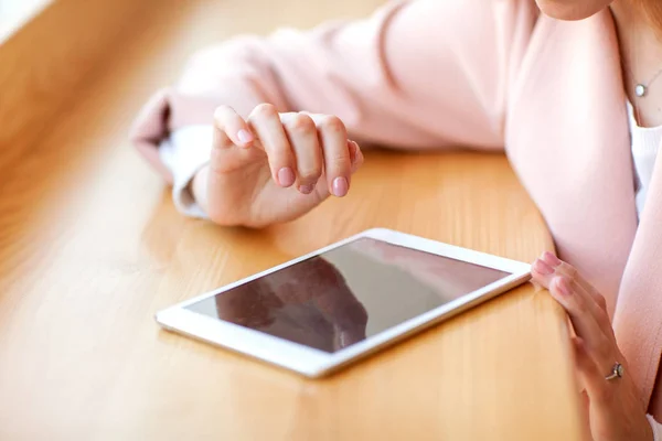 Meisje freelancer het houden van een Tablet in het café — Stockfoto