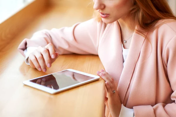 Girl freelancer holding a tablet in the cafe — Stock Photo, Image