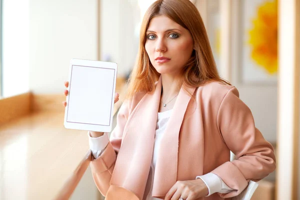 Girl freelancer holding a tablet in the cafe — Stock Photo, Image