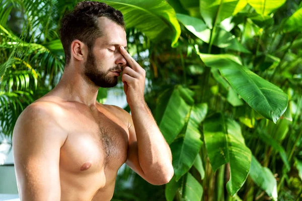 Guy gör yoga i djungeln gör pranoyama — Stockfoto