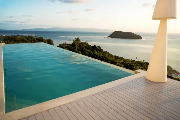 Tramonto piscina con vista sul mare e sulle montagne — Foto Stock