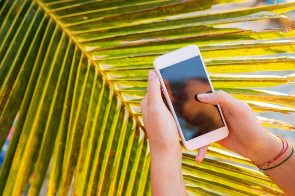 Kız bir manzara, gün batımında onun elinde bir telefon yakın çekim fotoğraf çekmek — Stok fotoğraf