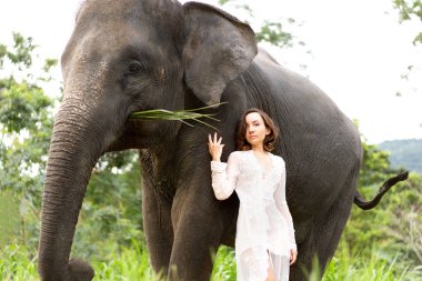 Kız ormanda bir fil sarılma