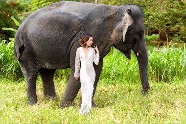 Kız ormanda bir fil sarılma