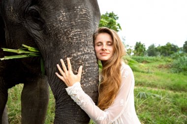 Kız ormanda bir fil sarılma