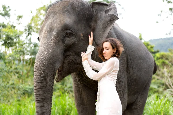 Fille étreignant un éléphant dans la jungle — Photo