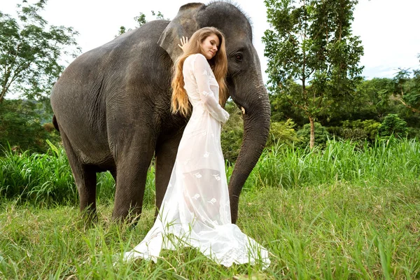 ジャングルの中で象を抱き締める女の子 — ストック写真