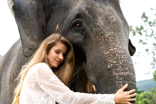 Fille étreignant un éléphant dans la jungle — Photo