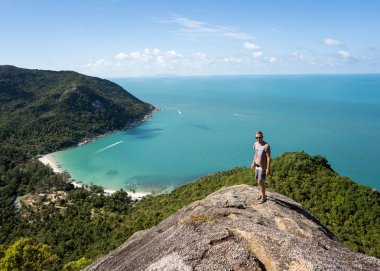adam Tayland dağlara seyahat
