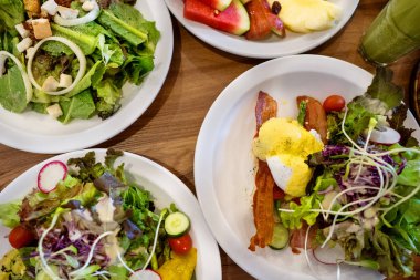 tabaktabakları ile. çelik, salata, tatlı ve meyve standı